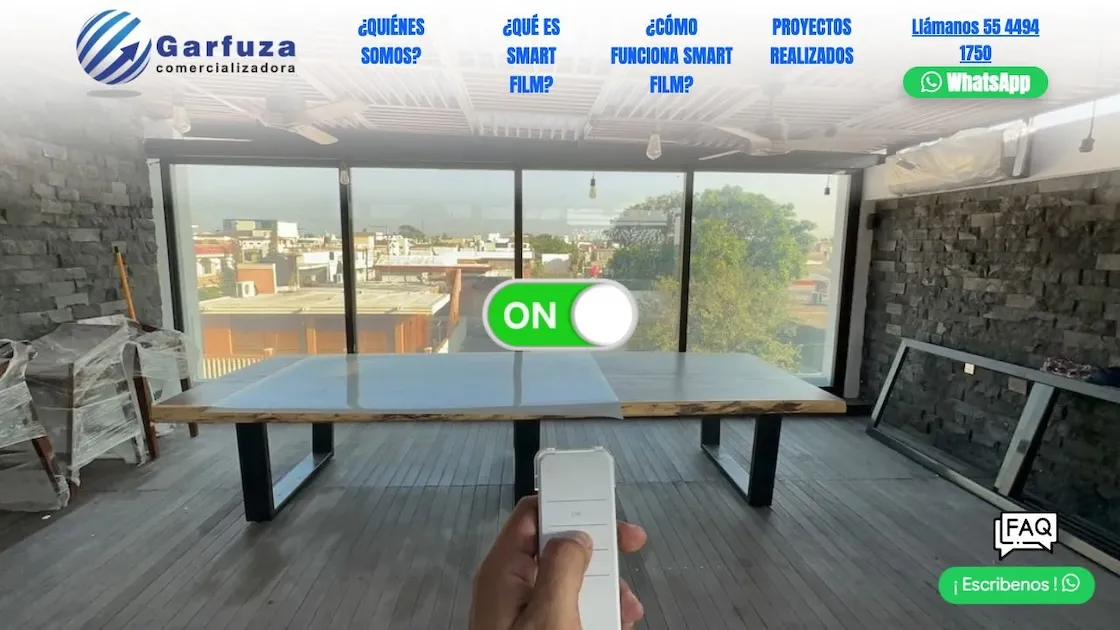Captura de la página web de Smart Film de Comercializadora Garfuza, con una demostración de película inteligente conmutable PDLC